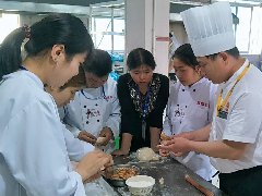 飘飘员学员正在学习包子制作方法