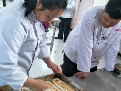 飘飘香美女学员学习油饼制作