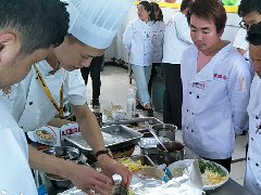 飘飘香学员正在学习锡纸包鱼制作